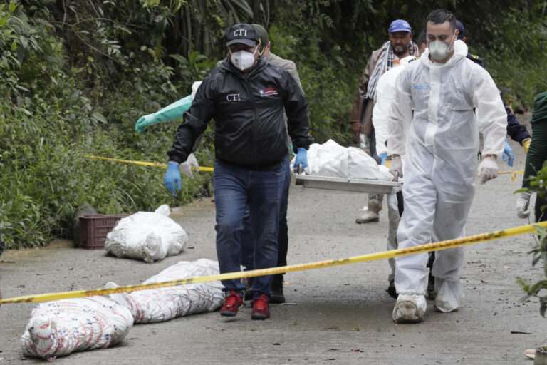 Familiares buscan a desaparecidos entre el mar de lodo que dejó la avalancha en Colombia Familiares buscan a desaparecidos entre el mar de lodo que dejó la avalancha en Colombia