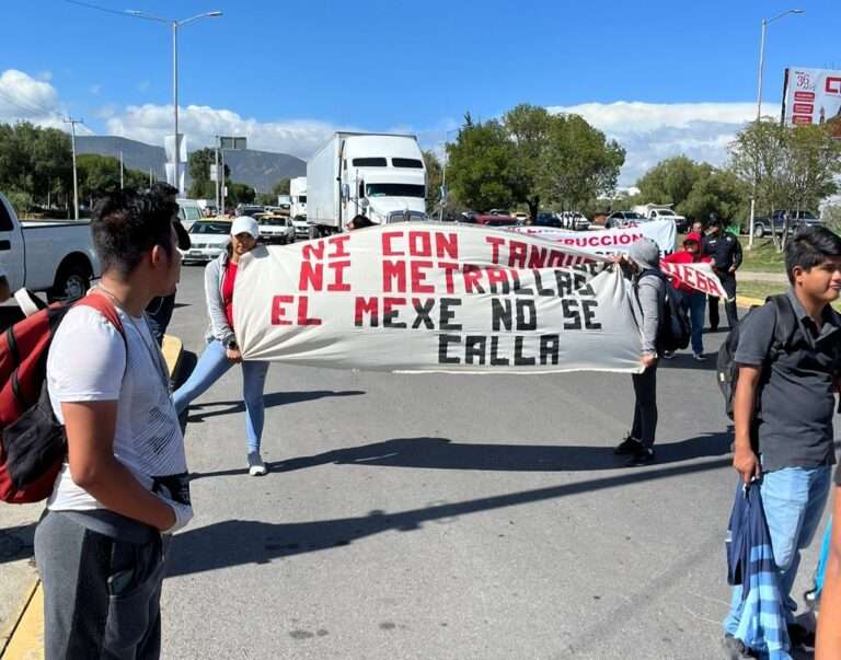 Estudiantes del Mexe bloquean la Pachuca-México Estudiantes del Mexe bloquean la Pachuca-México