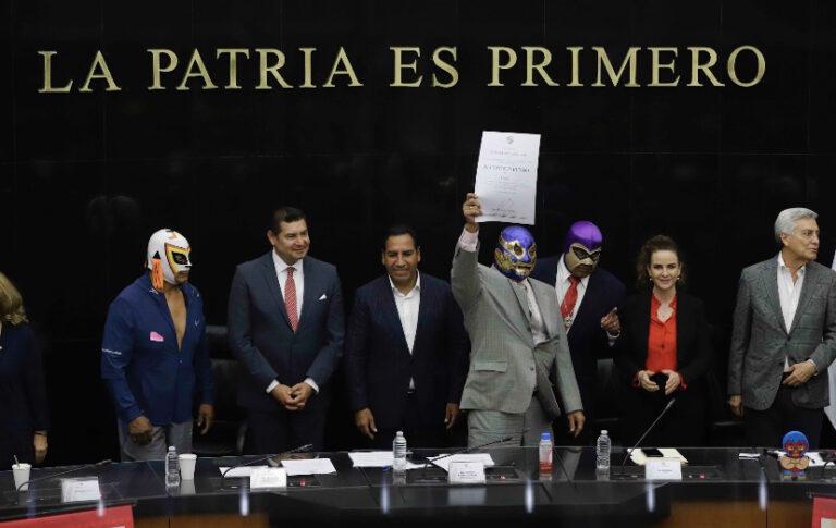 Leyendas de la lucha libre reciben reconocimiento en el Senado