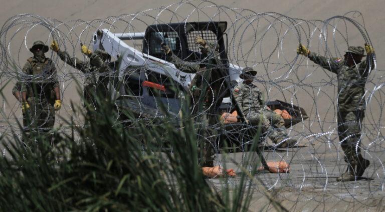 Texas refuerza barricada de alambre para evitar el paso de migrantes 