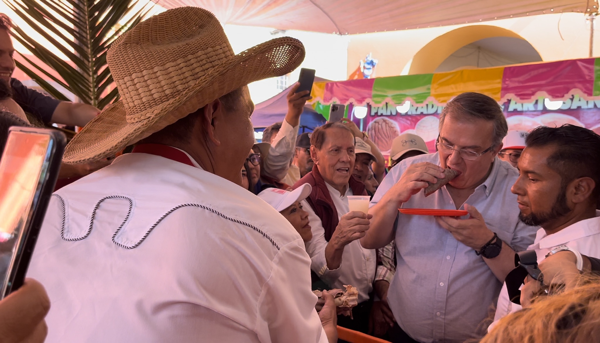 Viaja Ebrard desde la Ciudad de México  a comer barbacoa en Actopan 