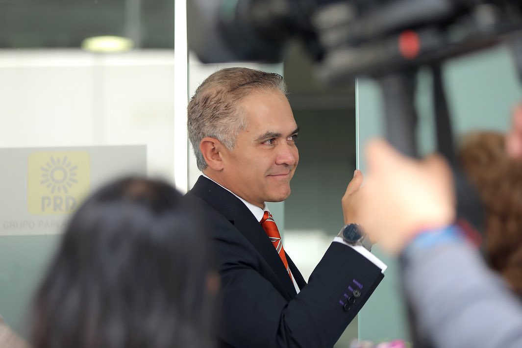 Mancera se registra como aspirante del Frente Amplio por México