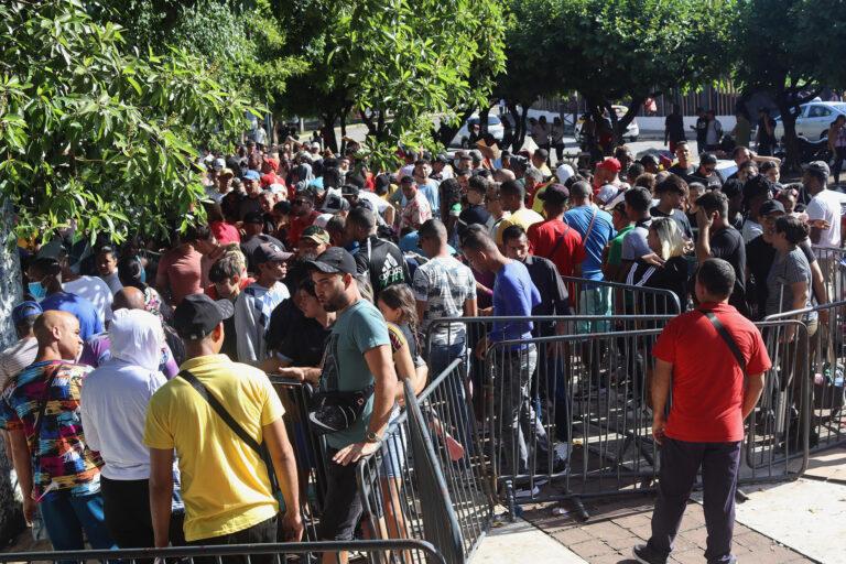 Migrantes afrontan obstáculos en el sur de México en medio de solicitudes récord de asilo Migrantes afrontan obstáculos en el sur de México en medio de solicitudes récord de asilo