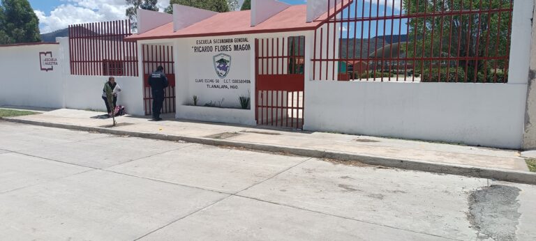 Maestra de secundaria agrede a estudiantes, padres de familia exigen su cese Maestra de secundaria agrede a estudiantes, padres de familia exigen su cese