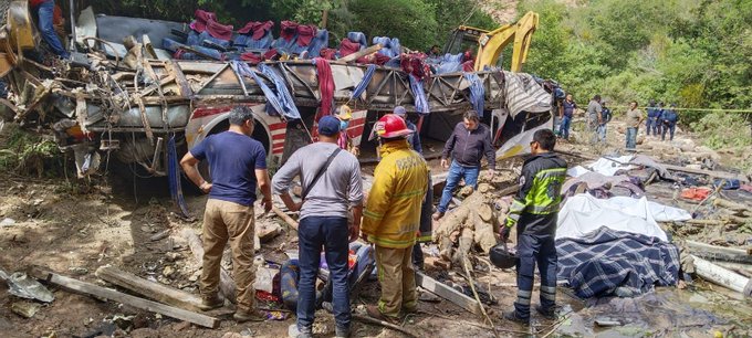 Permanecen 6 personas graves tras accidente de autobús en Oaxaca