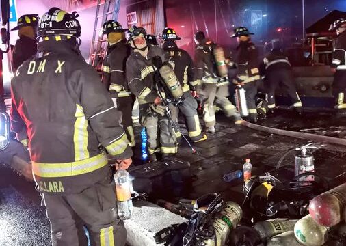 Rescatan a 60 personas atrapadas tras incendio en hotel de la CDMX