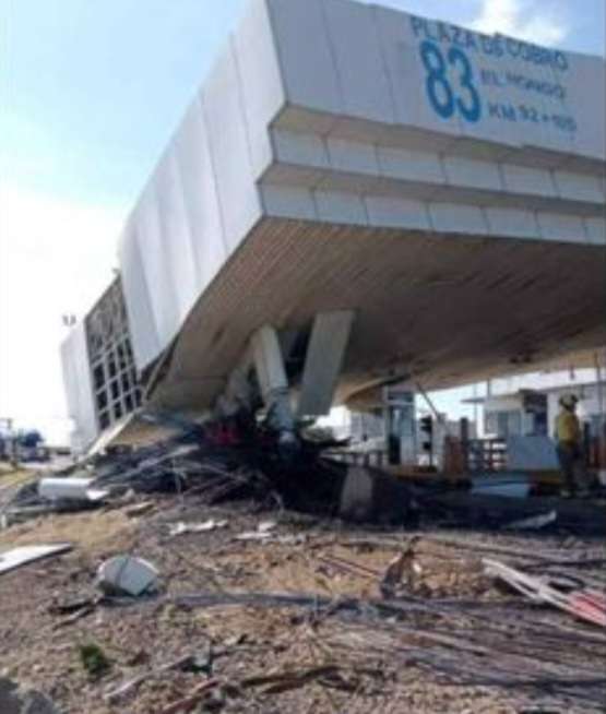 Tráiler impacta caseta federal en Tecate Tráiler impacta caseta federal en Tecate