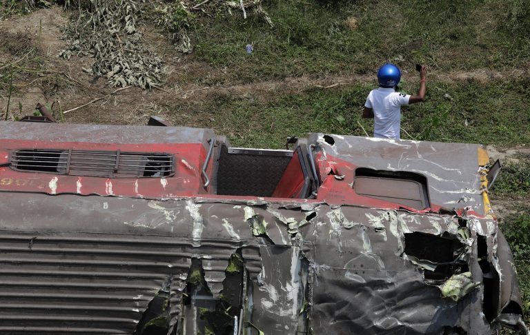 Un error humano causó el accidente de tren con 288 muertos en la India, según un informe