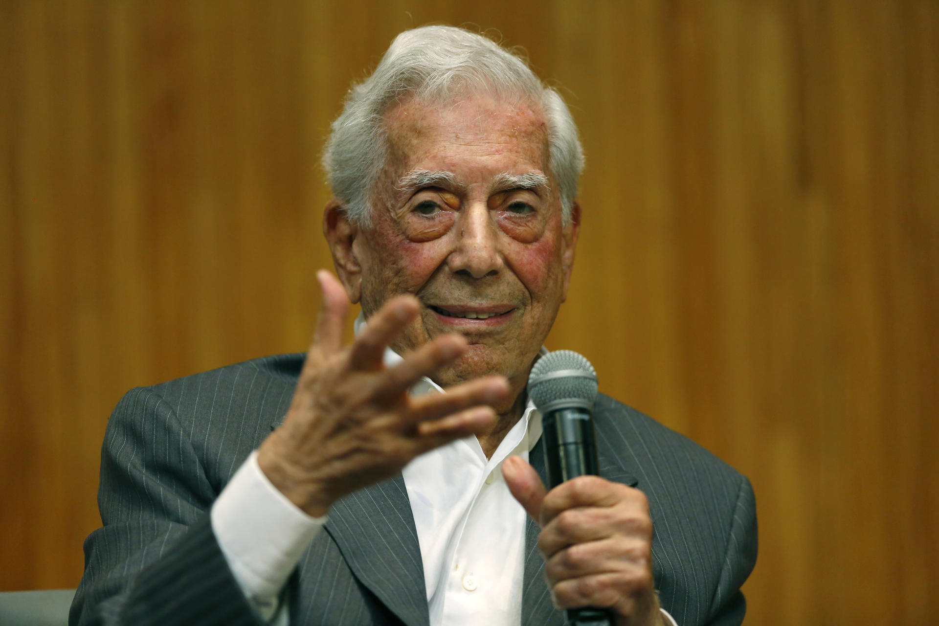 Vargas Llosa es hospitalizado por segunda vez por covid-19