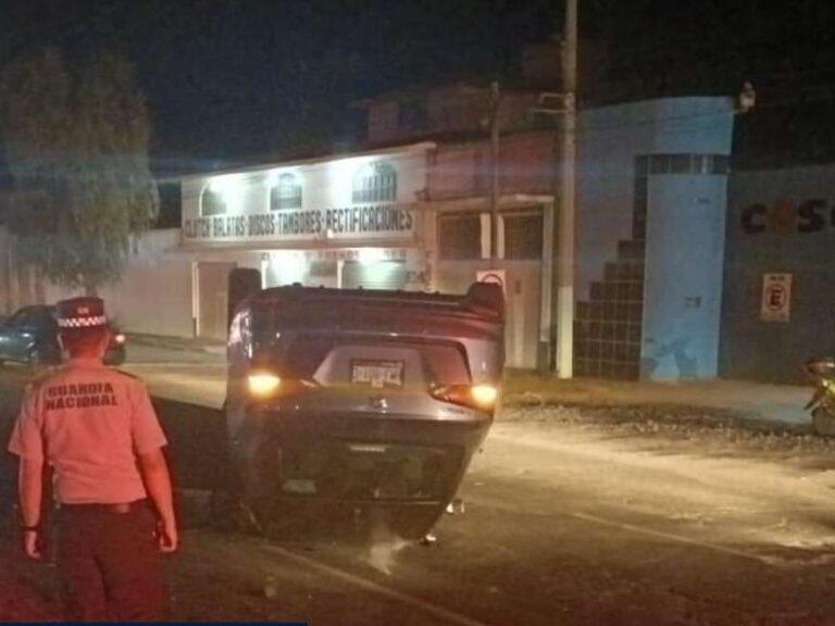 Vuelca automovilista tras chocar contra camellón Vuelca automovilista tras chocar contra camellón