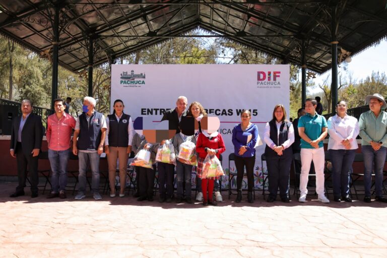 Entregan Sergio Baños y Bárbara Montaño becas a más de 800 niñas y niños Entregan Sergio Baños y Bárbara Montaño becas a más de 800 niñas y niños