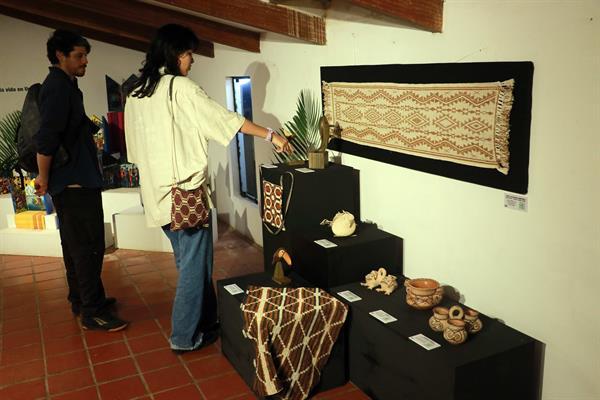 Las artesanías indígenas, la moda y el metaverso se unen en un proyecto en Bolivia