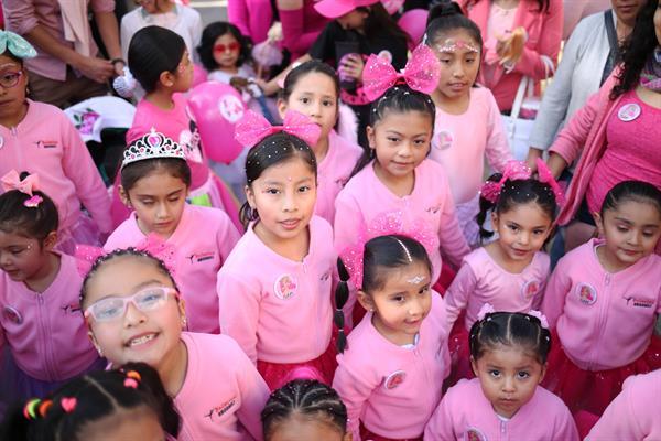 Cholitas Barbies y una “marea rosa” se apoderan de las calles de La Paz para ir al cine