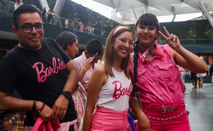 Fans de Barbie pintan de rosa Parque Toreo en espera de Margot Robbie Fans de Barbie pintan de rosa Parque Toreo en espera de Margot Robbie