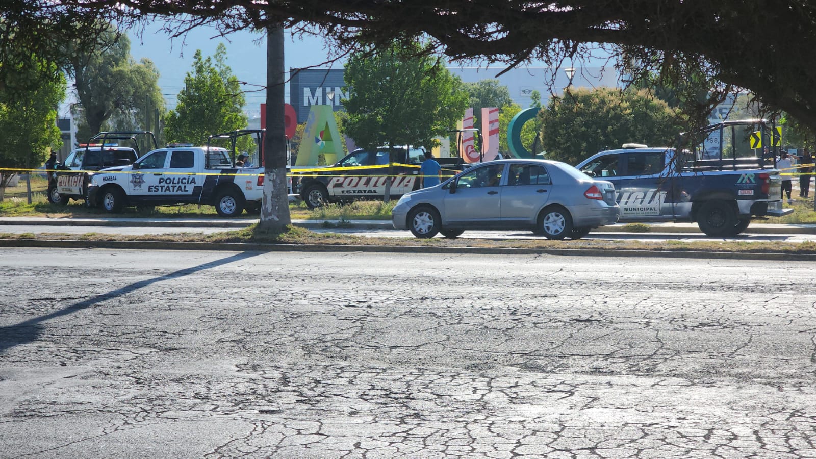 Hallan bolsas negras con presuntos restos humanos y un vehículo abandonado