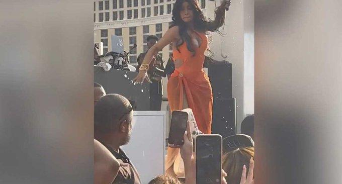 Cardi B golpea con su micrófono a fan Cardi B golpea con su micrófono a fan