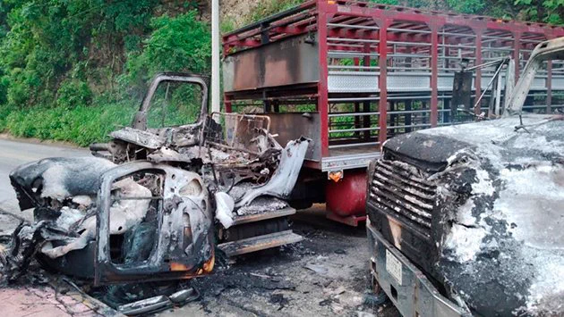 Hombres armados incendian varios camiones en carretera