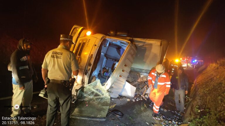 Choque entre autobús y camión deja tres lesionados Choque entre autobús y camión deja tres lesionados