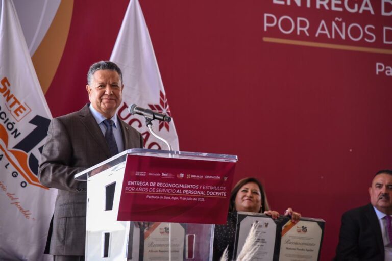 La educación es la palanca para terminar con el rezago Julio Menchaca Salazar La educación es la palanca para terminar con el rezago Julio Menchaca Salazar
