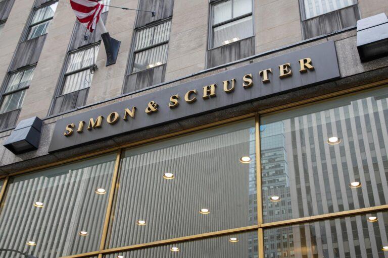 Paramount vende a un fondo de inversión la editorial Simon&Schuster por 1.620 millones de dólares Paramount vende a un fondo de inversión la editorial Simon&Schuster por 1.620 millones de dólares