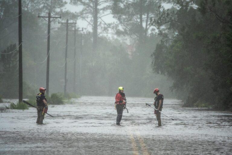Idalia avanza con vientos de 110 mph y marejada ciclónica por el noroeste de Florida Idalia avanza con vientos de 110 mph y marejada ciclónica por el noroeste de Florida