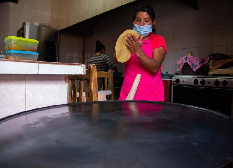 Las madres trabajadoras tienen mayor agotamiento que los padres en México, revela estudio