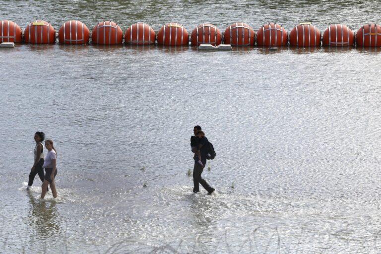 México rescata a una hondureña y su bebé que intentaban cruzar el río Bravo hacia EE.UU. México rescata a una hondureña y su bebé que intentaban cruzar el río Bravo hacia EE.UU.