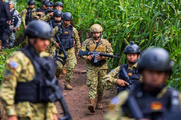 Cerco de 8.000 soldados y policías en zona salvadoreña para evitar salida de pandilleros Cerco de 8.000 soldados y policías en zona salvadoreña para evitar salida de pandilleros