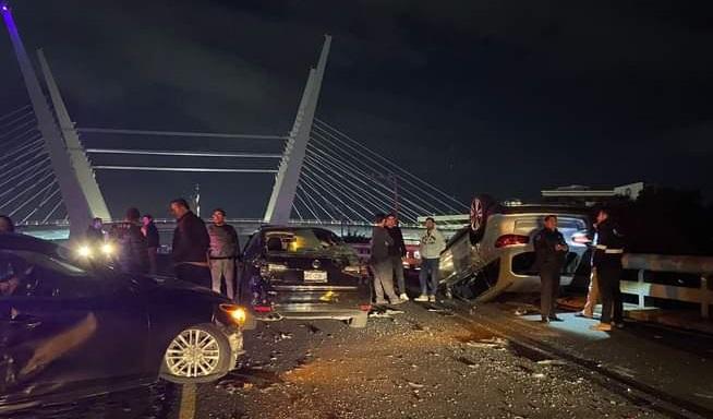 Aparatosa carambola en el puente atirantado; seis heridos