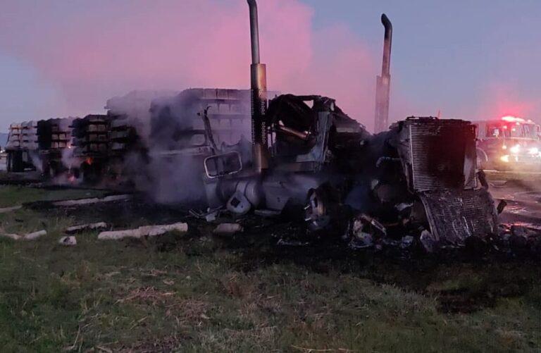 Colisionan, se incendian y se calcinan dos tráileres en la Arco Norte Colisionan, se incendian y se calcinan dos tráileres en la Arco Norte