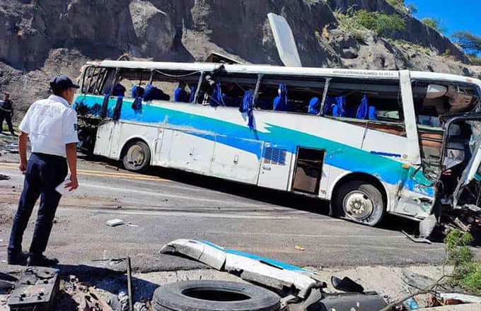 Accidente en autopista Cuacnolapan-Oaxaca deja 15 muertos Accidente en autopista Cuacnolapan-Oaxaca deja 15 muertos