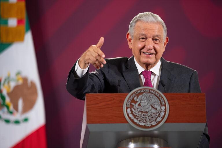 Construir muros en la frontera es faramalla: AMLO