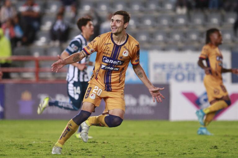 ¡LE PEGAN AL TUZO! ¡LE PEGAN AL TUZO!