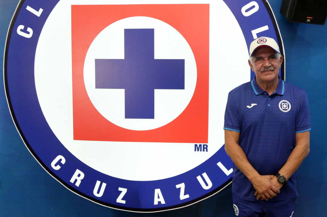 AFICIONADOS DEL CRUZ AZUL REVIENTAN A FERRETTI Y AGRADECEN SU DESPIDO