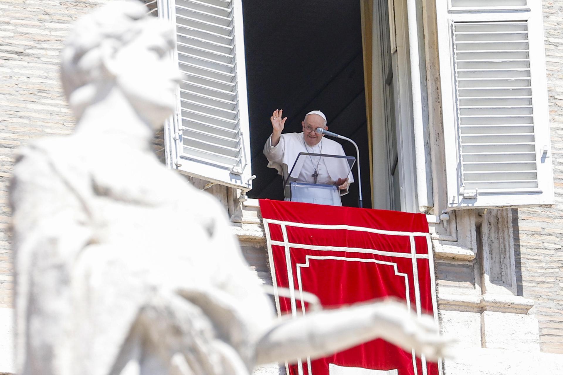 El papa denuncia que casi 2.000 personas han muerto este año en el Mediterráneo