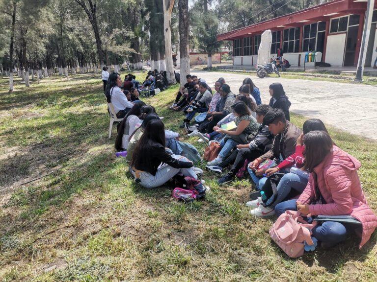 Alumnos del Mexe toman clases en los jardines Alumnos del Mexe toman clases en los jardines