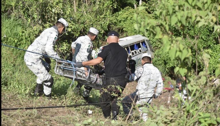 Sube a 17 el número de muertos en accidente carretero Sube a 17 el número de muertos en accidente carretero