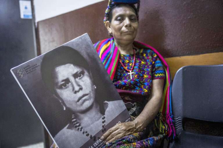 Mujeres indígenas exigen justicia por una terrible matanza Mujeres indígenas exigen justicia por una terrible matanza