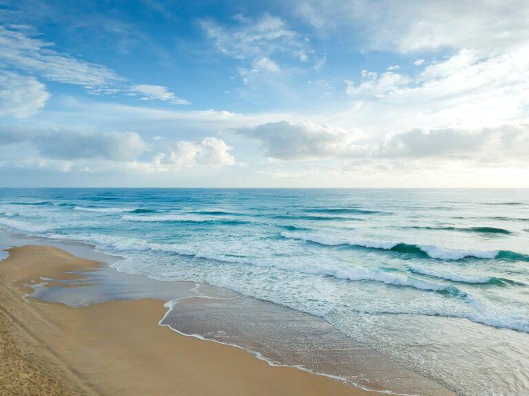 Impiden paso al mar por fuerte oleaje en playas Impiden paso al mar por fuerte oleaje en playas