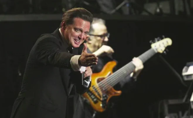 Luis Miguel arranca gira, sin disco, con pareja y “sold out” Luis Miguel arranca gira, sin disco, con pareja y “sold out”