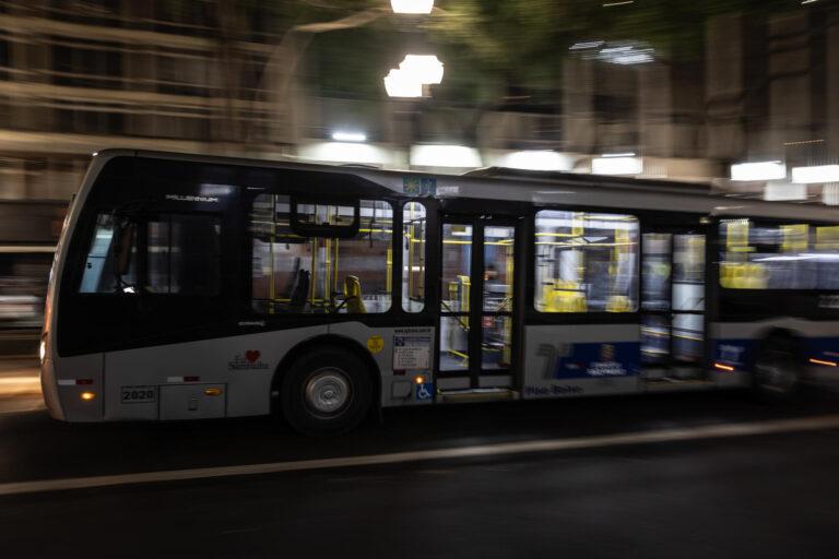 La iniciativa brasileña para que las mujeres ya no esperen solas el autobús por la noche