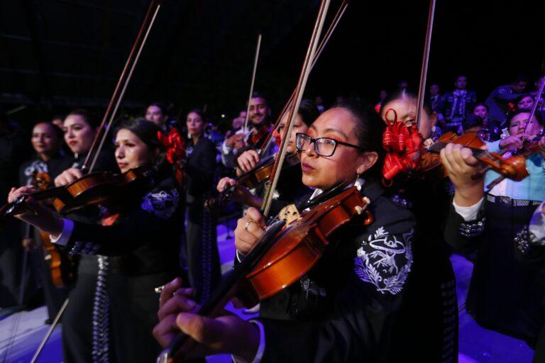 Unen sus voces 200 mariachis de 6 países