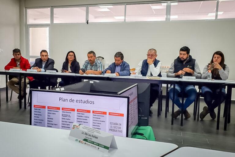 Personal de la Semarnath compartió experiencias con alumnos de la UTMIR