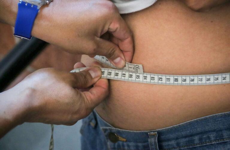70% de la población presenta obesidad o sobrepeso 70% de la población presenta obesidad o sobrepeso