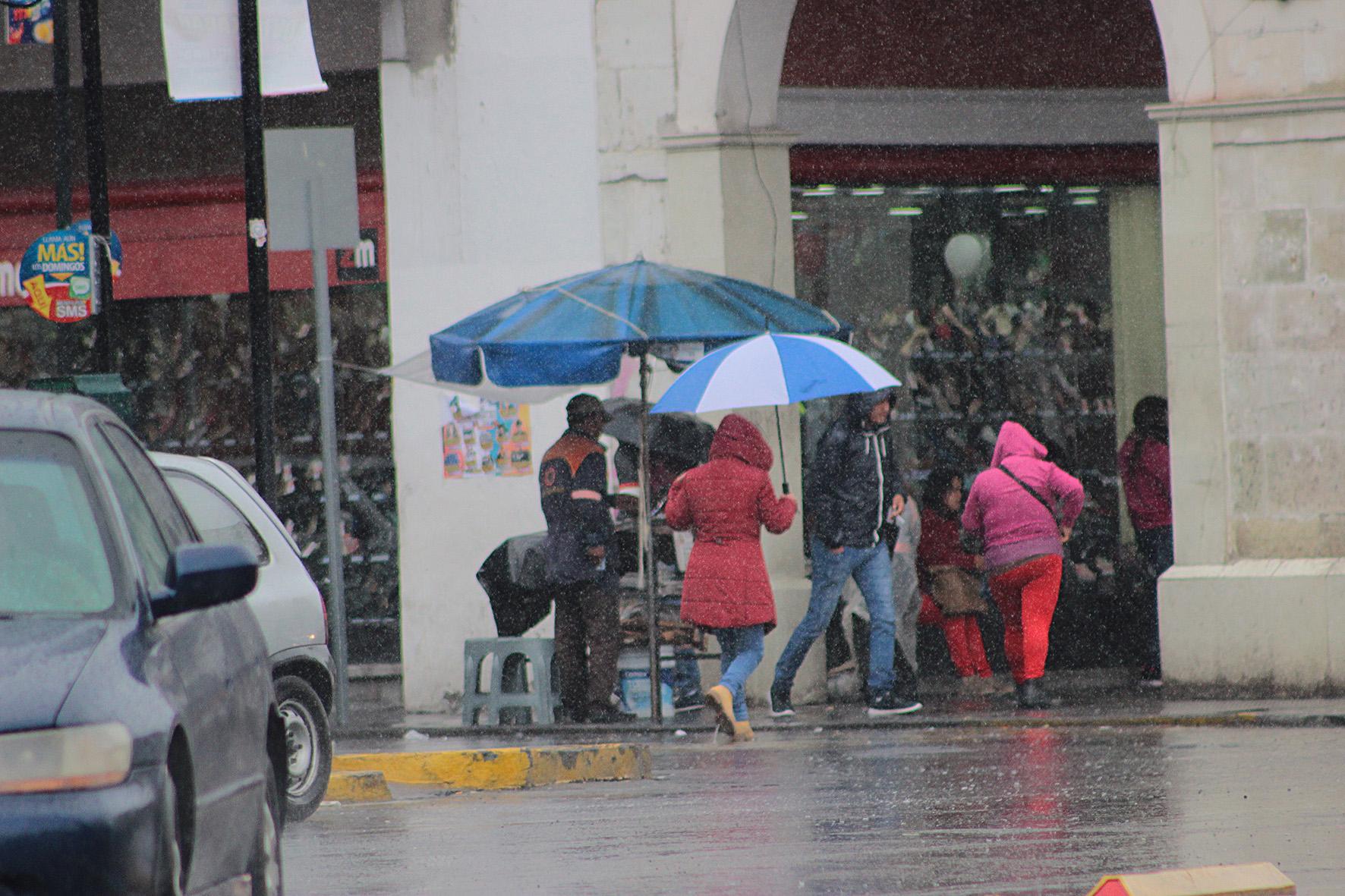 Intensas lluvias provocan inundaciones en calles y avenidas