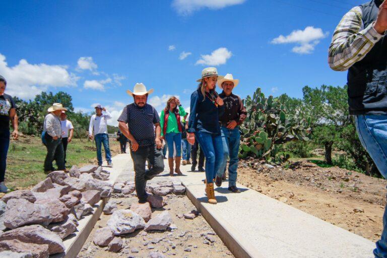 Alcaldesa supervisa trabajos del camino a Jagüey Prieto
