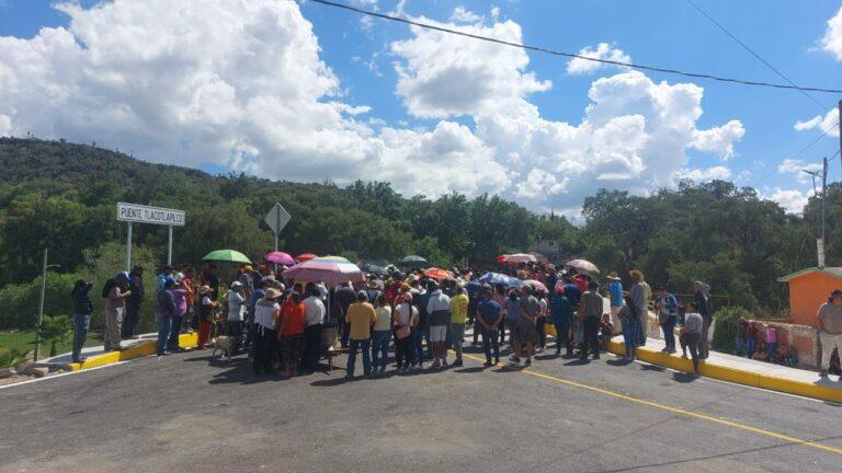 Abren puente vehicular de Tlacotlapilco, después de casi dos años de espera Abren puente vehicular de Tlacotlapilco, después de casi dos años de espera