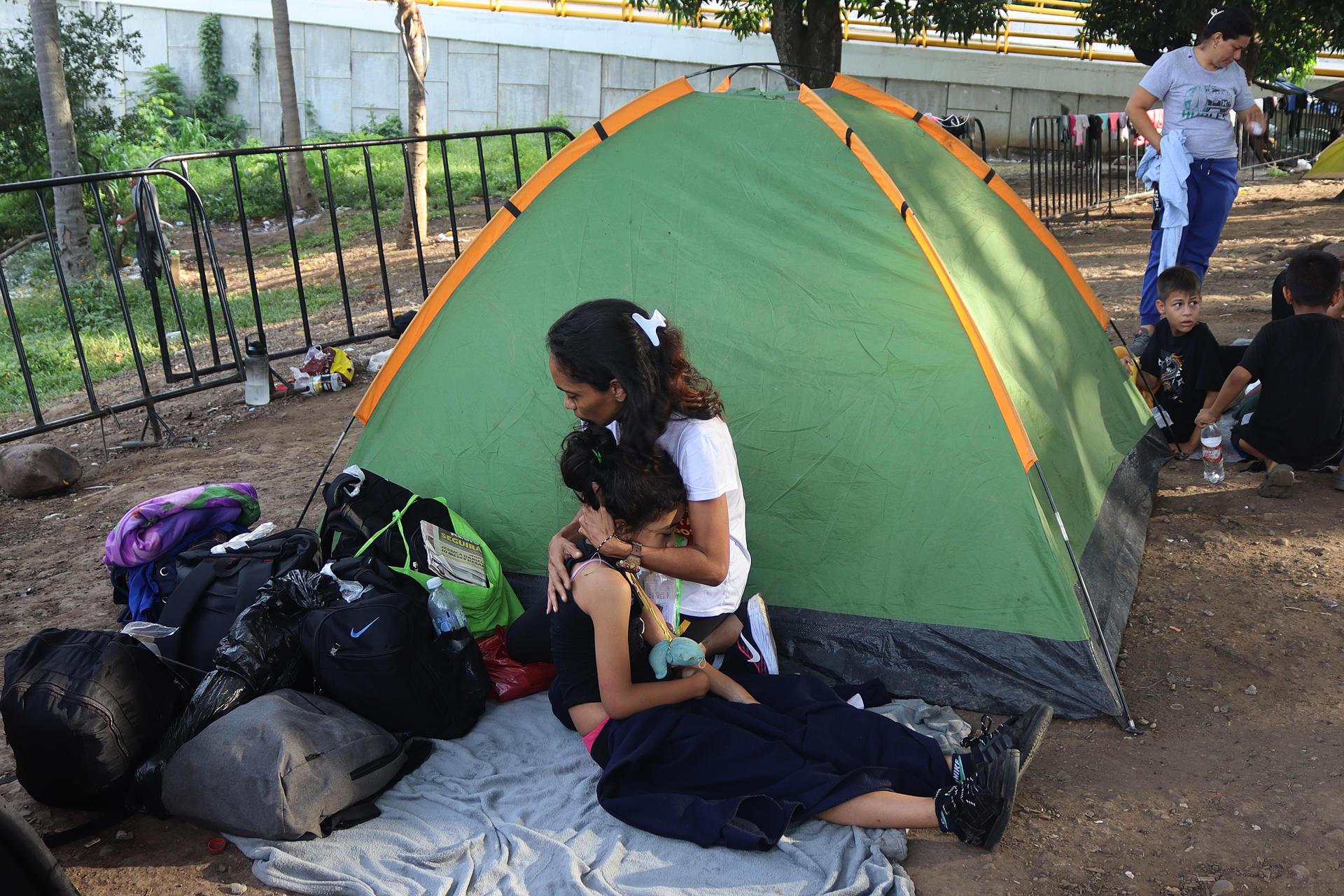 Niña venezolana en la frontera sur de México busca migrar para atender su enfermedad rara