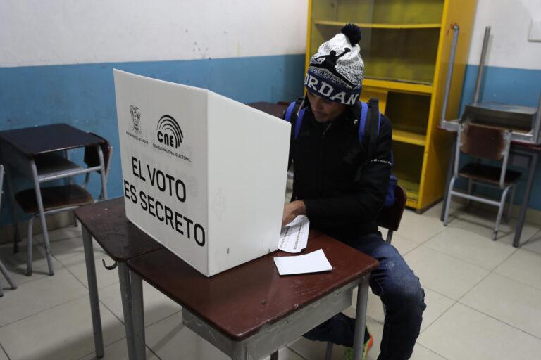 Cierran las urnas en Ecuador e inicia el conteo Cierran las urnas en Ecuador e inicia el conteo