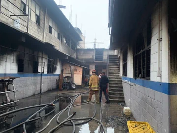 Se incendia bodega de fábrica de suelas en San Mateo Atenco